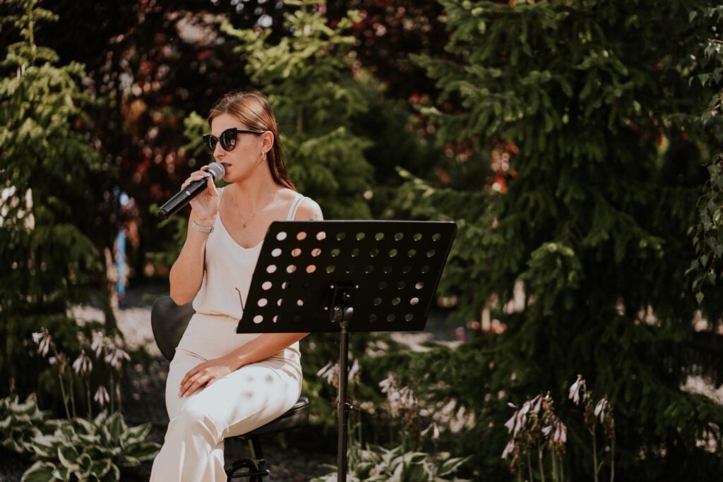 Artystka wykonująca utwór na świeżym powietrzu, oprawa muzyczna wesel i eventów