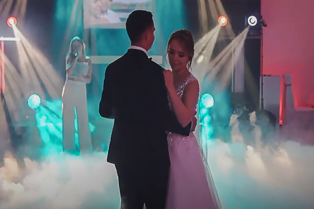 Młoda para tańczy na weselu