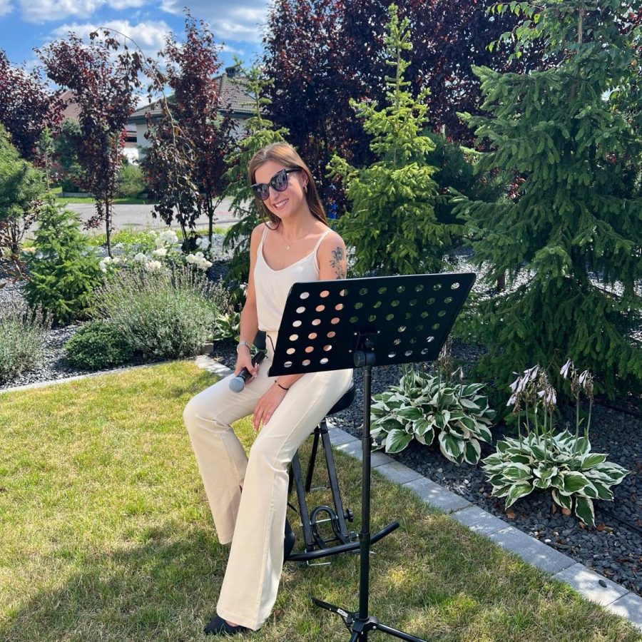 Artystka wykonująca utwór na świeżym powietrzu, oprawa muzyczna wesel i eventów