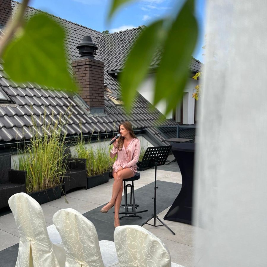 Koncert plenerowy na ceremonii ślubnej młodej pary w wykonaniu wokalistki