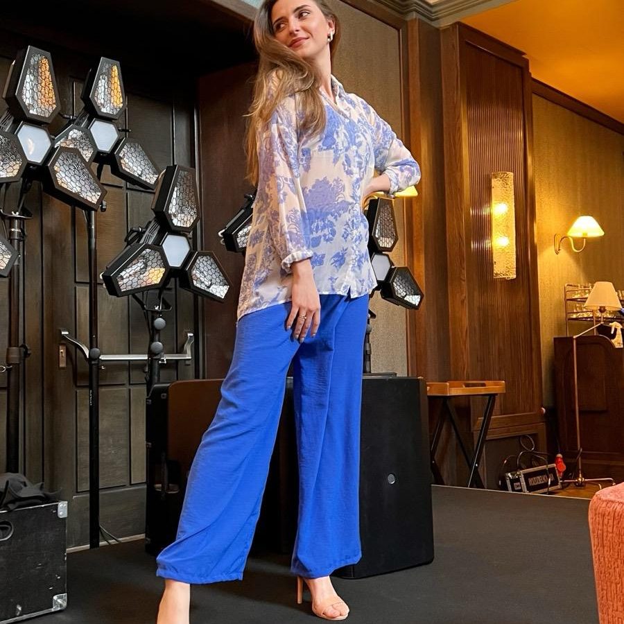 Wokalistka nagrywająca utwór, oprawa muzyczna wydarzeń