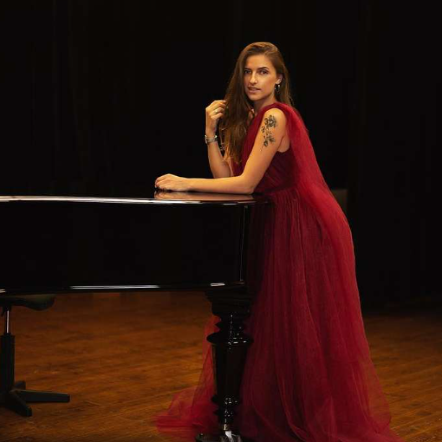 Zdjęcie artystki przy fortepianie