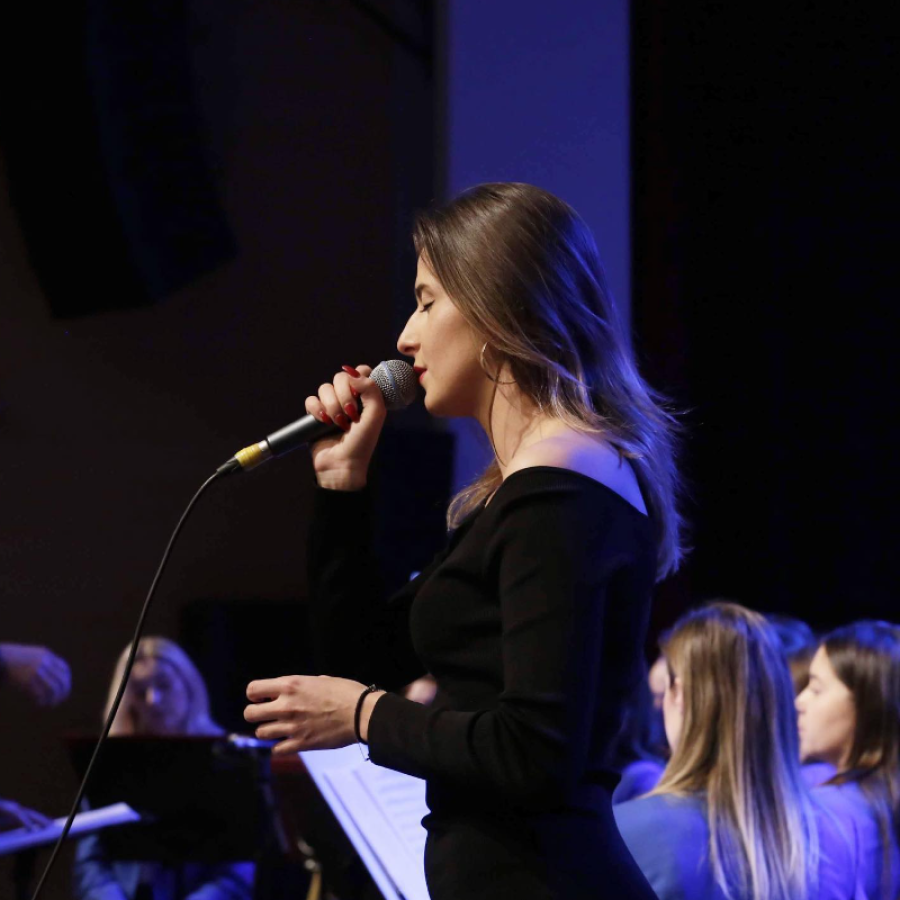 Wokalistka śpiewa podczas koncertu