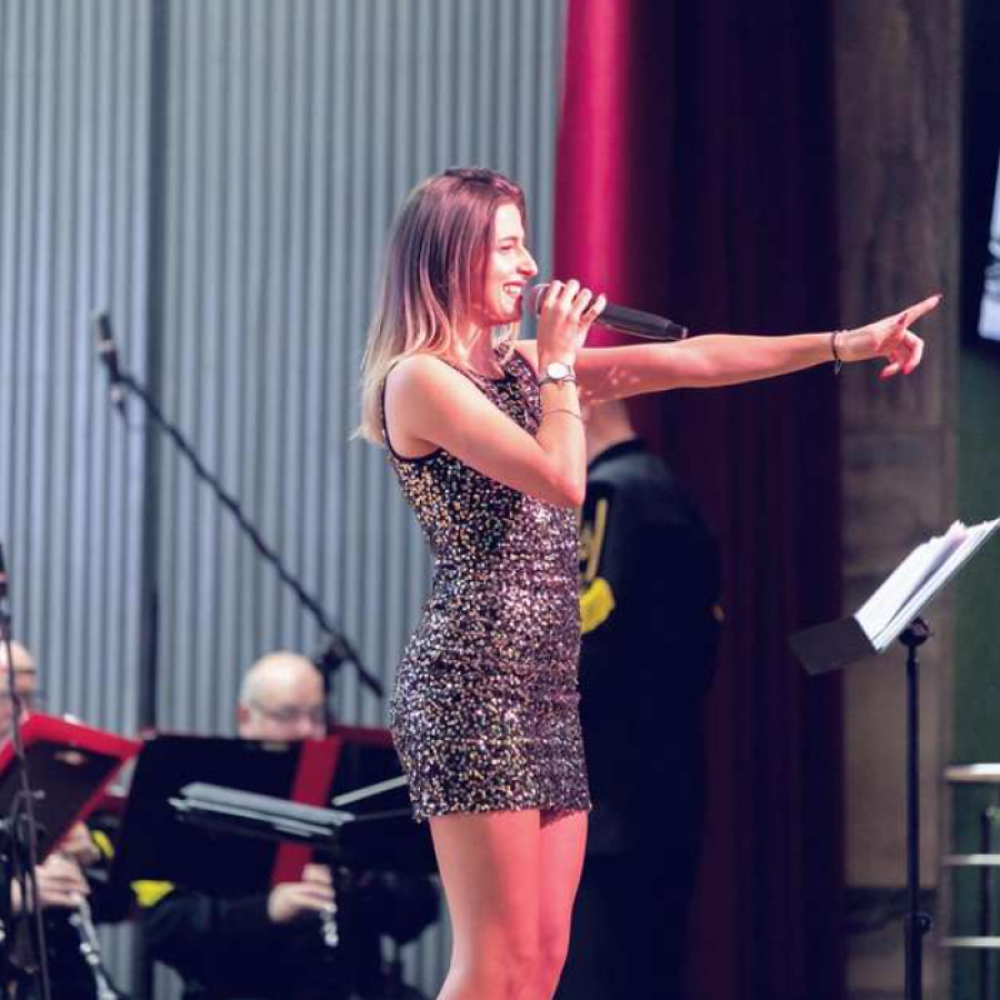 Artystka jest na scenie i śpiewa