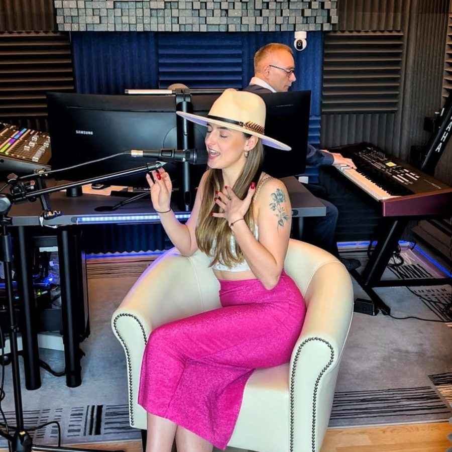 Wokalistka nagrywająca utwór, oprawa muzyczna wydarzeń