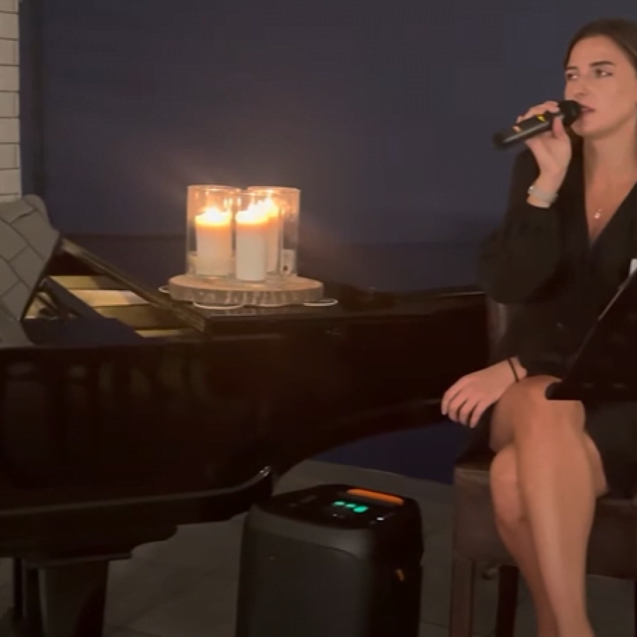 Wokalistka nagrywająca utwór, oprawa muzyczna wydarzeń